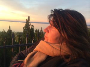 Sabine Linek entspannt vor der Schweizer Bergkulisse